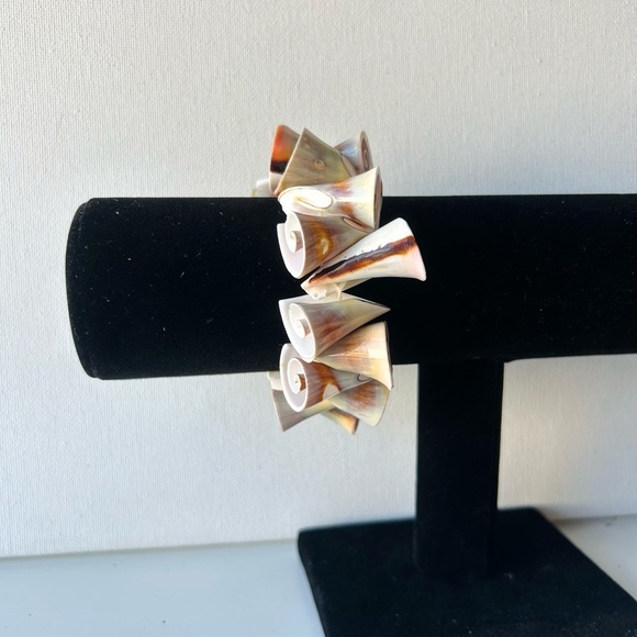 Vintage Shell Cone Stretch Bracelet - Picture 4 of 7
